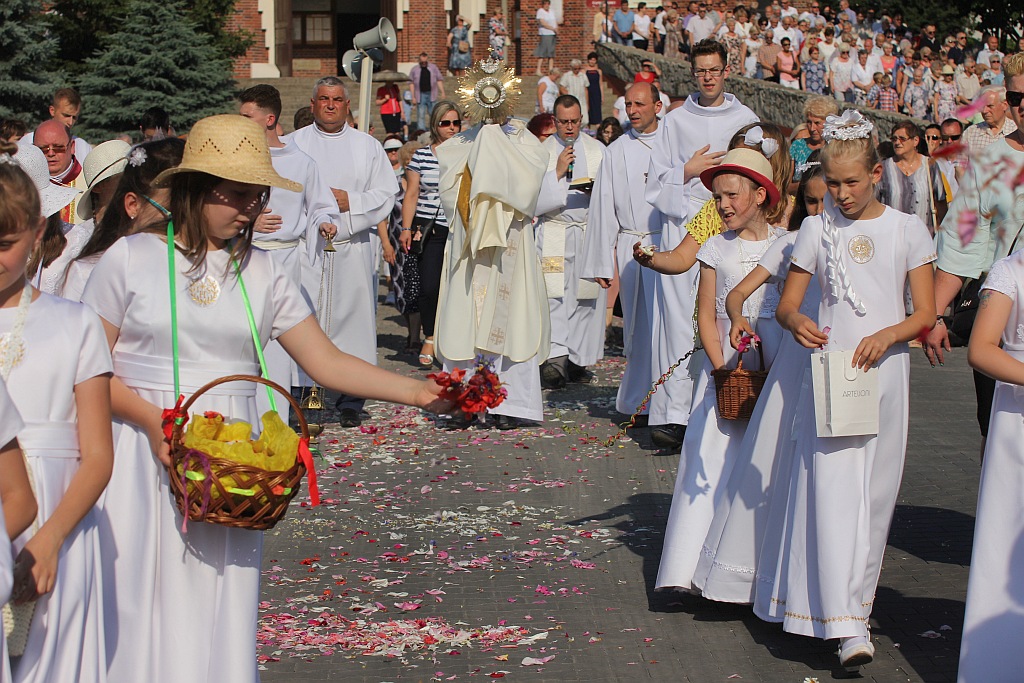 Procesja Bożego Ciała w parafii na osiedlu Kopernika