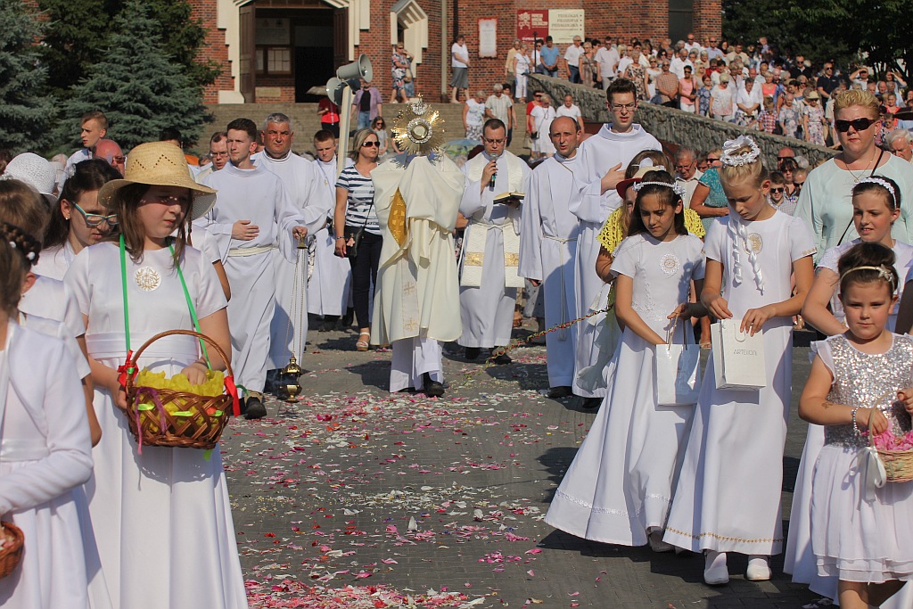 Procesja Bożego Ciała w parafii na osiedlu Kopernika