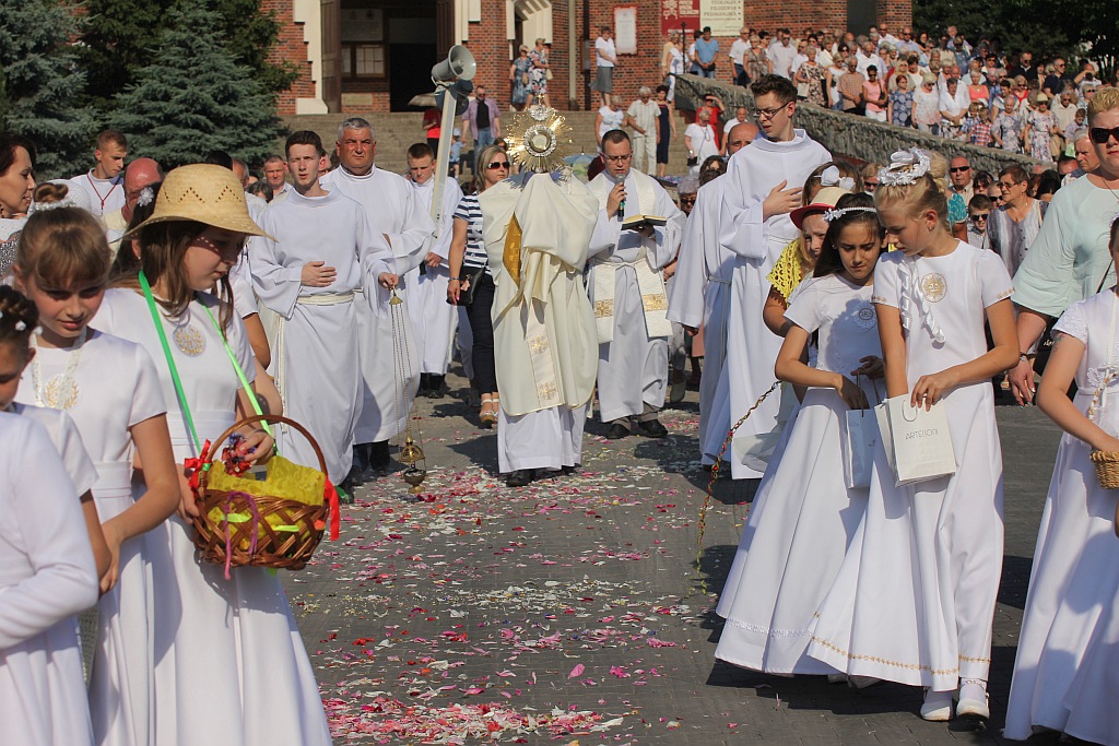 Procesja Bożego Ciała w parafii na osiedlu Kopernika