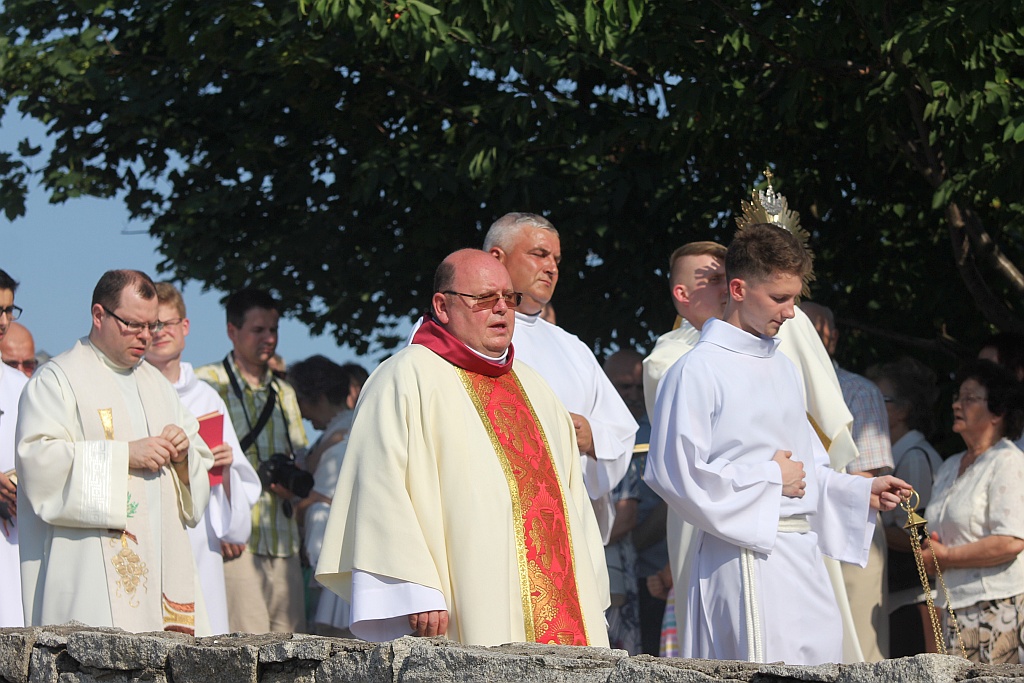 Procesja Bożego Ciała w parafii na osiedlu Kopernika