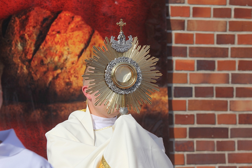 Procesja Bożego Ciała w parafii na osiedlu Kopernika