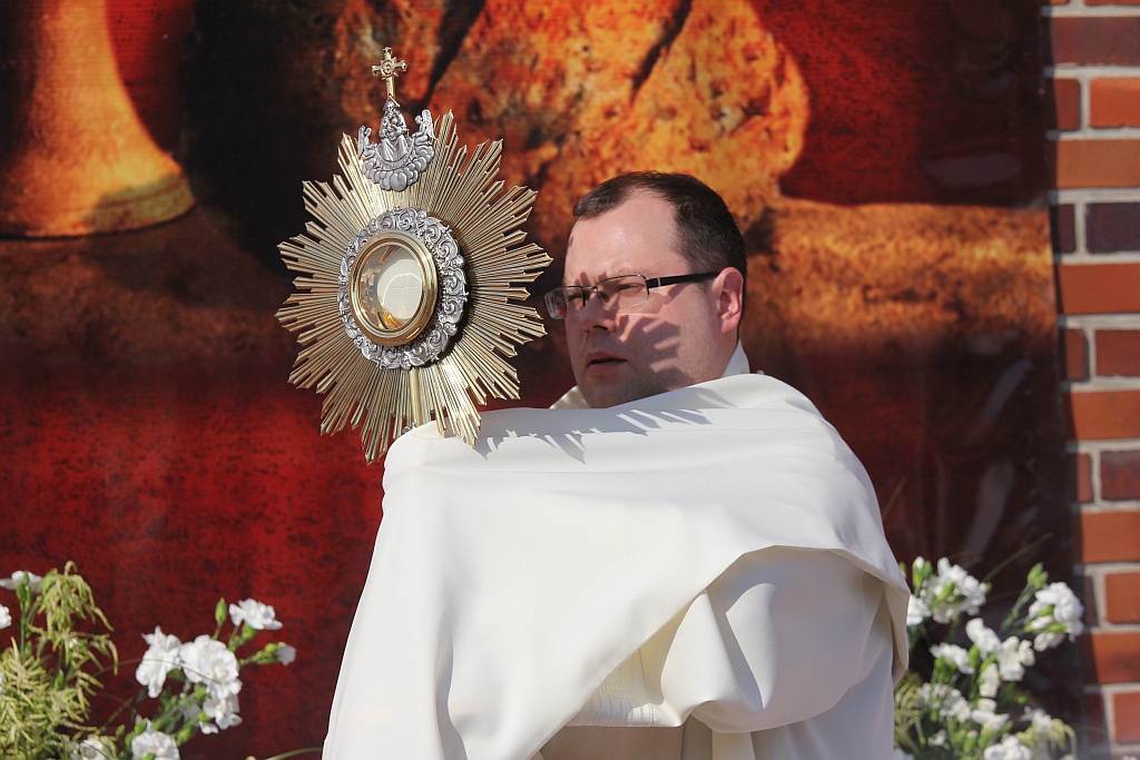 Procesja Bożego Ciała w parafii na osiedlu Kopernika