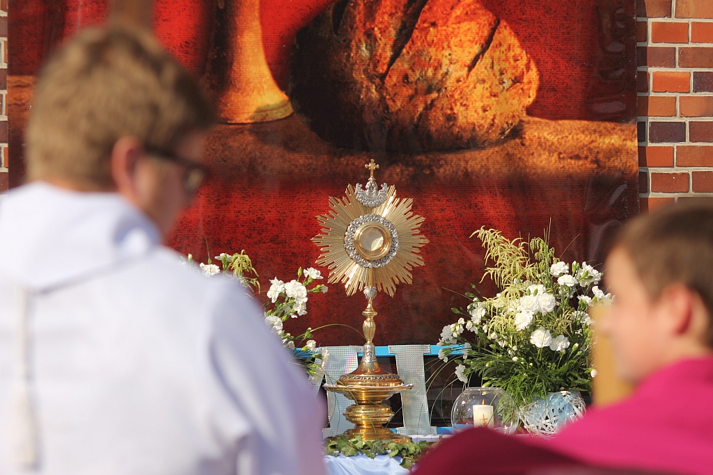 Procesja Bożego Ciała w parafii na osiedlu Kopernika