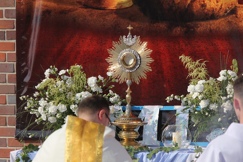 Procesja Bożego Ciała w parafii na osiedlu Kopernika
