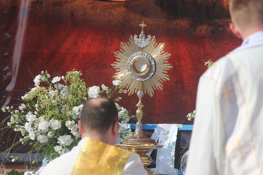 Procesja Bożego Ciała w parafii na osiedlu Kopernika