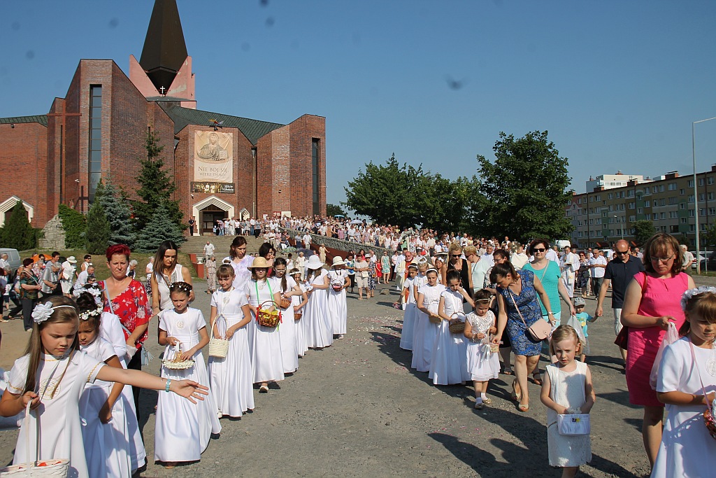 Procesja Bożego Ciała w parafii na osiedlu Kopernika