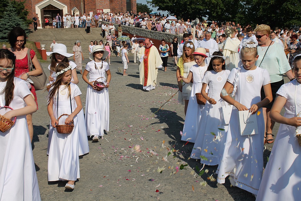 Procesja Bożego Ciała w parafii na osiedlu Kopernika