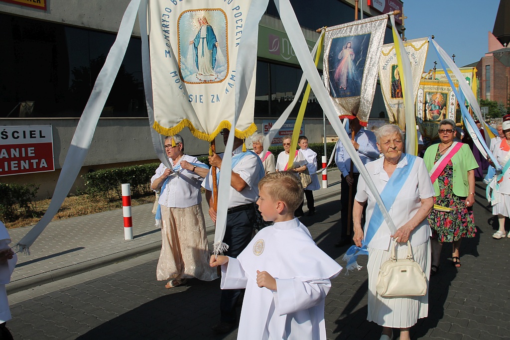 Procesja Bożego Ciała w parafii na osiedlu Kopernika