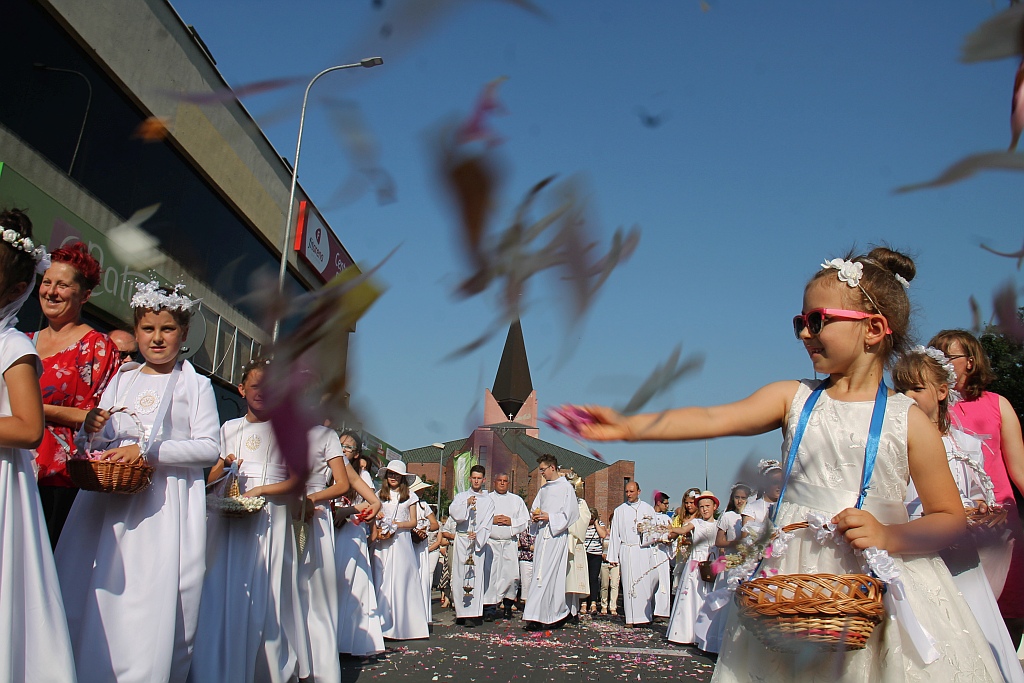 Procesja Bożego Ciała w parafii na osiedlu Kopernika