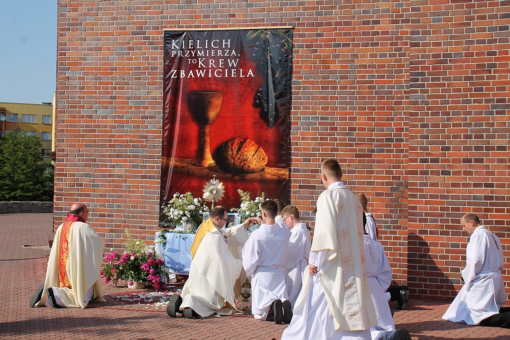 Procesja Bożego Ciała w parafii na osiedlu Kopernika