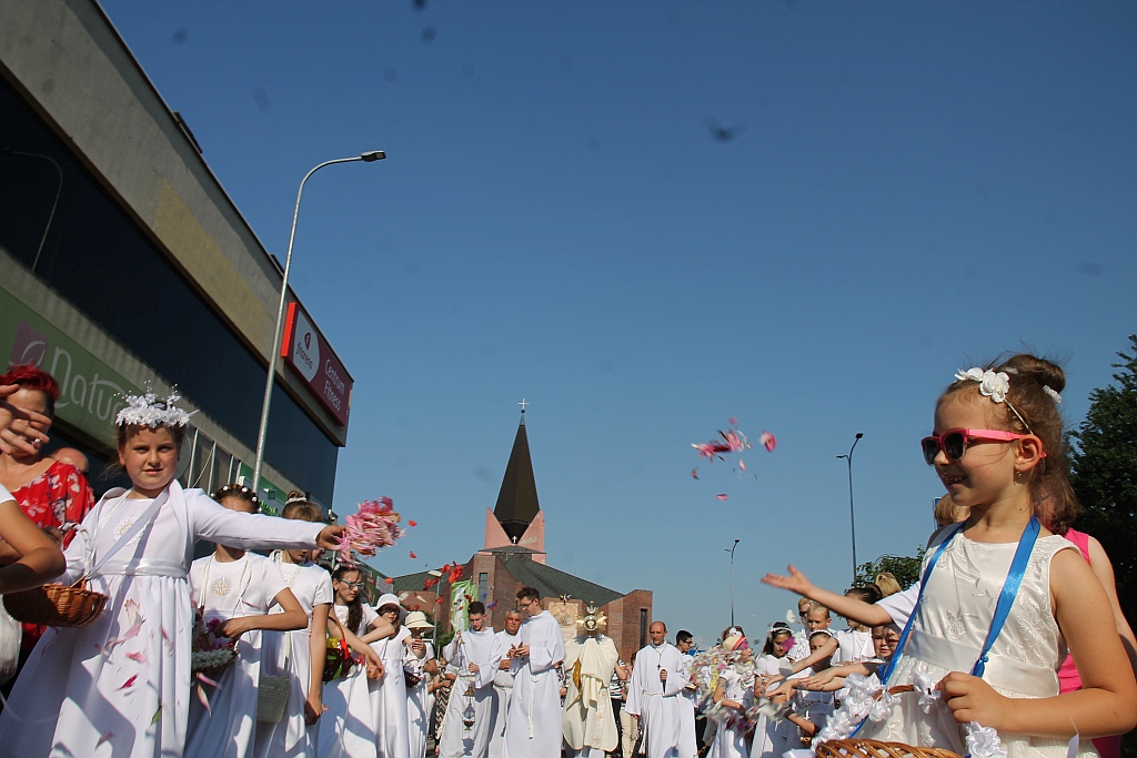 Procesja Bożego Ciała w parafii na osiedlu Kopernika