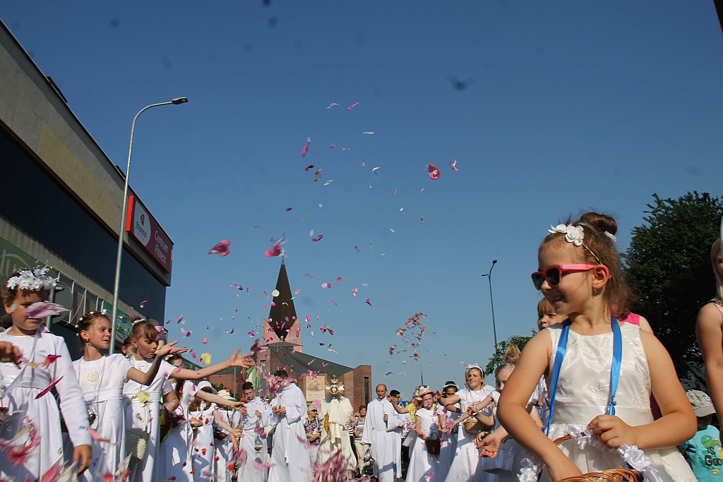 Procesja Bożego Ciała w parafii na osiedlu Kopernika