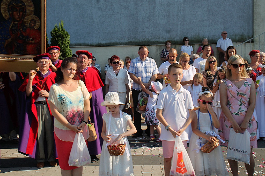 Procesja Bożego Ciała w parafii na osiedlu Kopernika