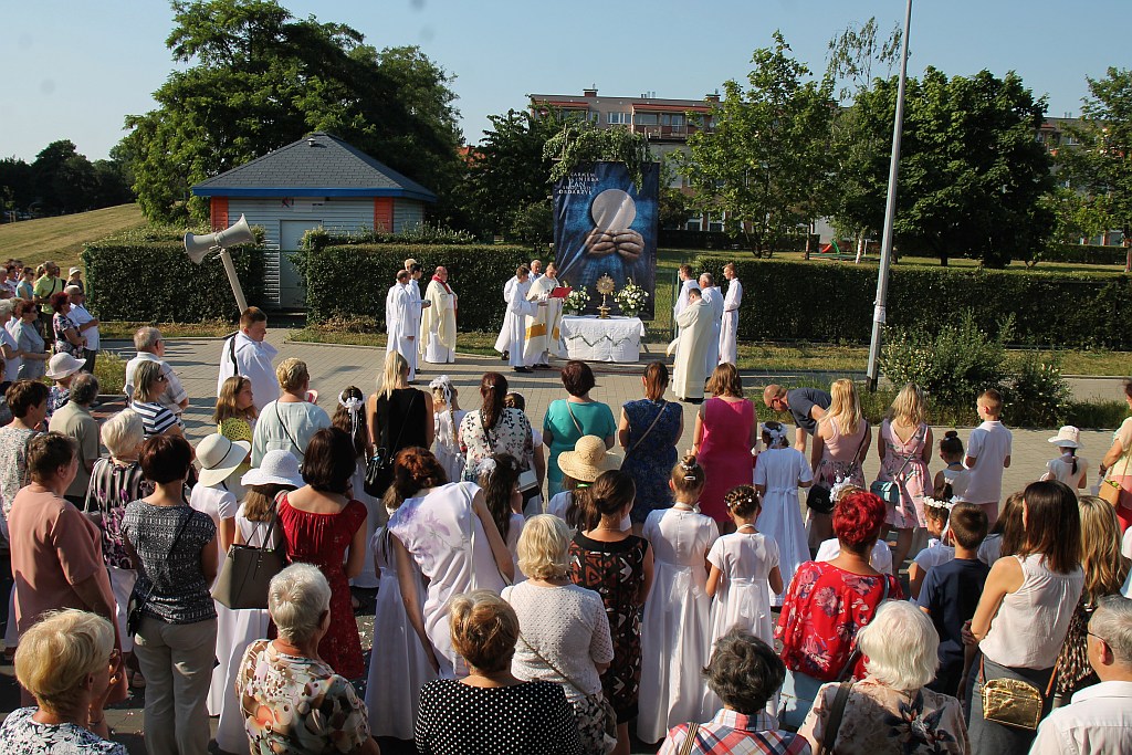 Procesja Bożego Ciała w parafii na osiedlu Kopernika