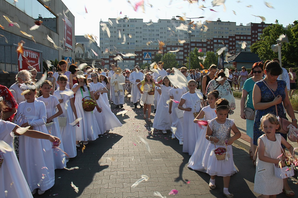 Procesja Bożego Ciała w parafii na osiedlu Kopernika