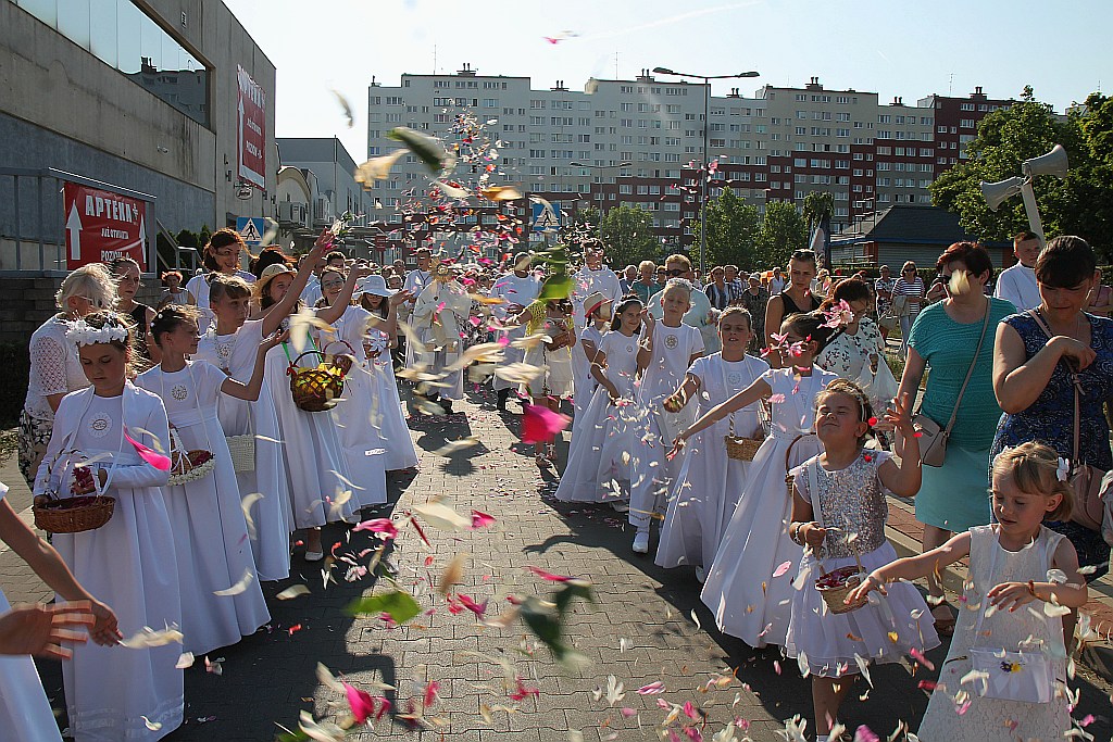 Procesja Bożego Ciała w parafii na osiedlu Kopernika