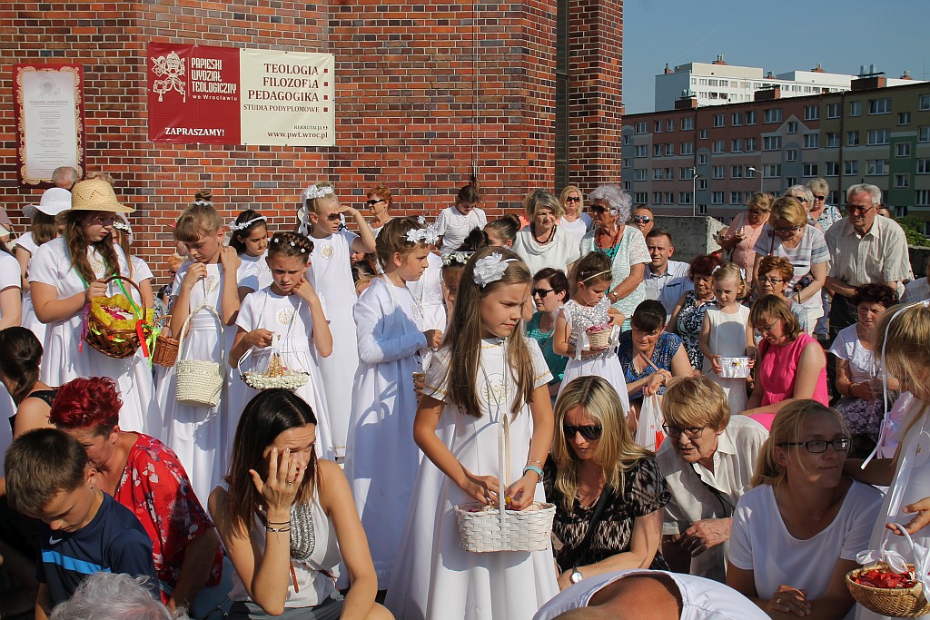 Procesja Bożego Ciała w parafii na osiedlu Kopernika