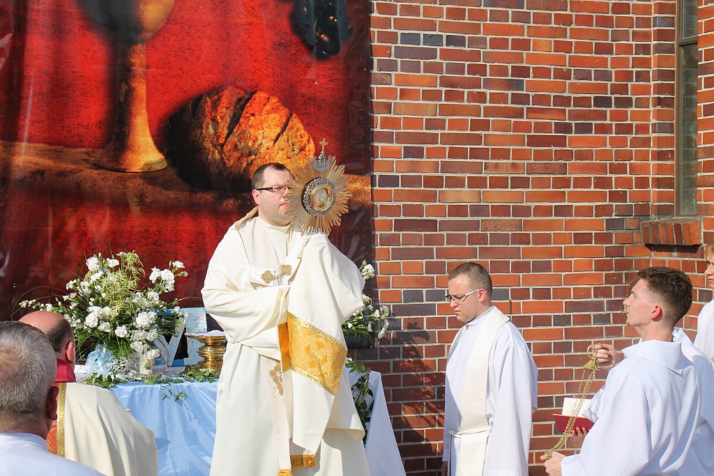 Procesja Bożego Ciała w parafii na osiedlu Kopernika