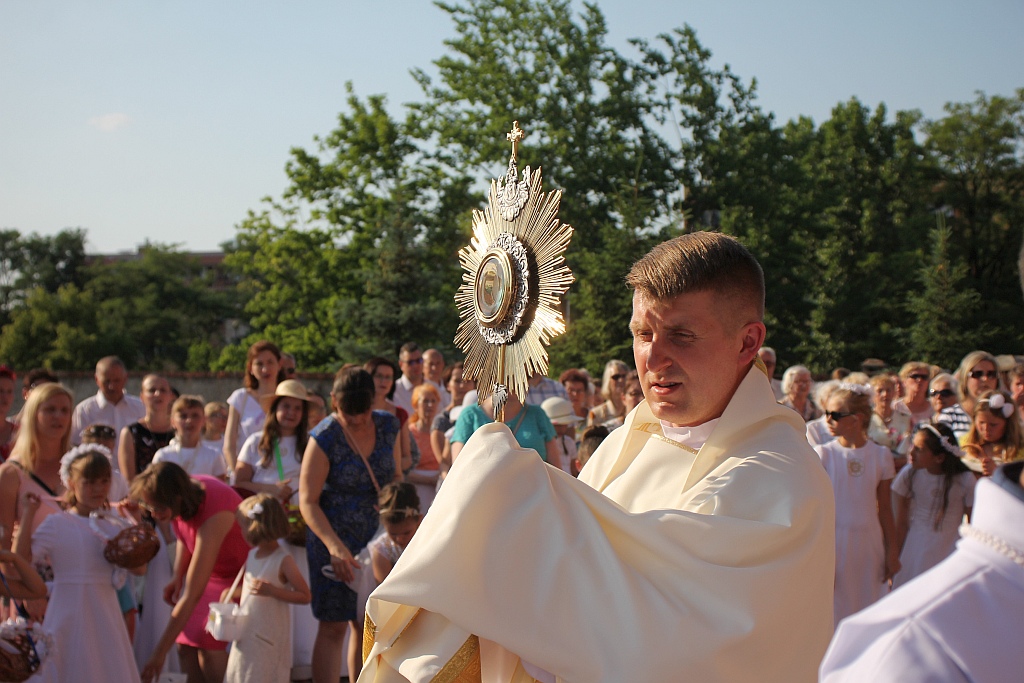 Procesja Bożego Ciała w parafii na osiedlu Kopernika