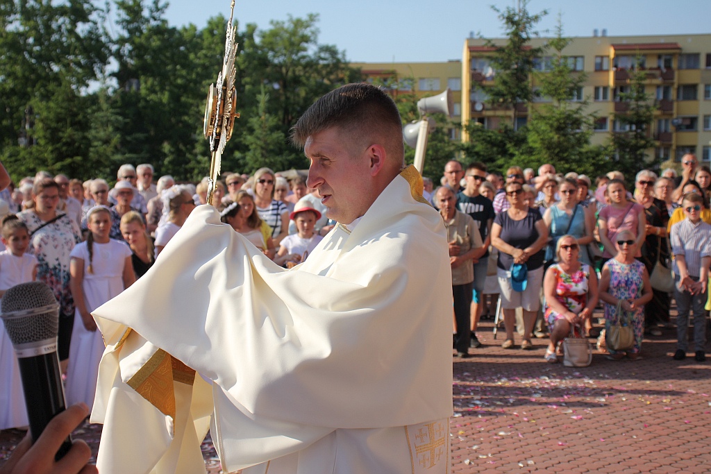 Procesja Bożego Ciała w parafii na osiedlu Kopernika