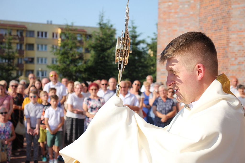 Procesja Bożego Ciała w parafii na osiedlu Kopernika