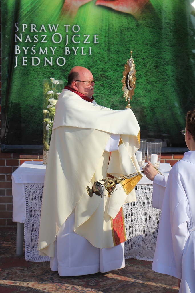 Procesja Bożego Ciała w parafii na osiedlu Kopernika