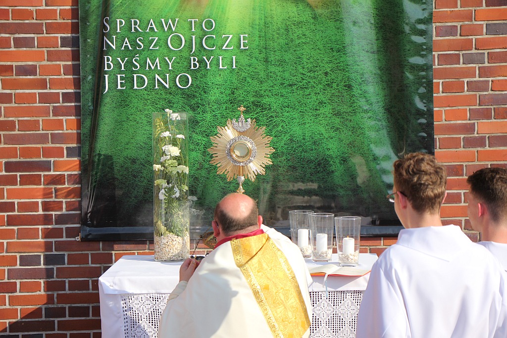 Procesja Bożego Ciała w parafii na osiedlu Kopernika