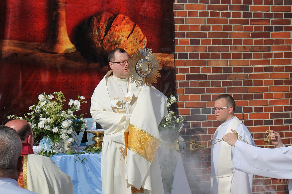 Procesja Bożego Ciała w parafii na osiedlu Kopernika