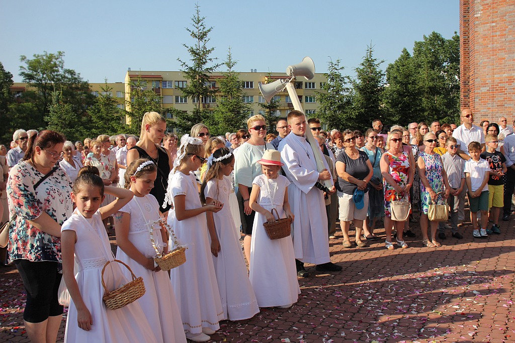 Procesja Bożego Ciała w parafii na osiedlu Kopernika
