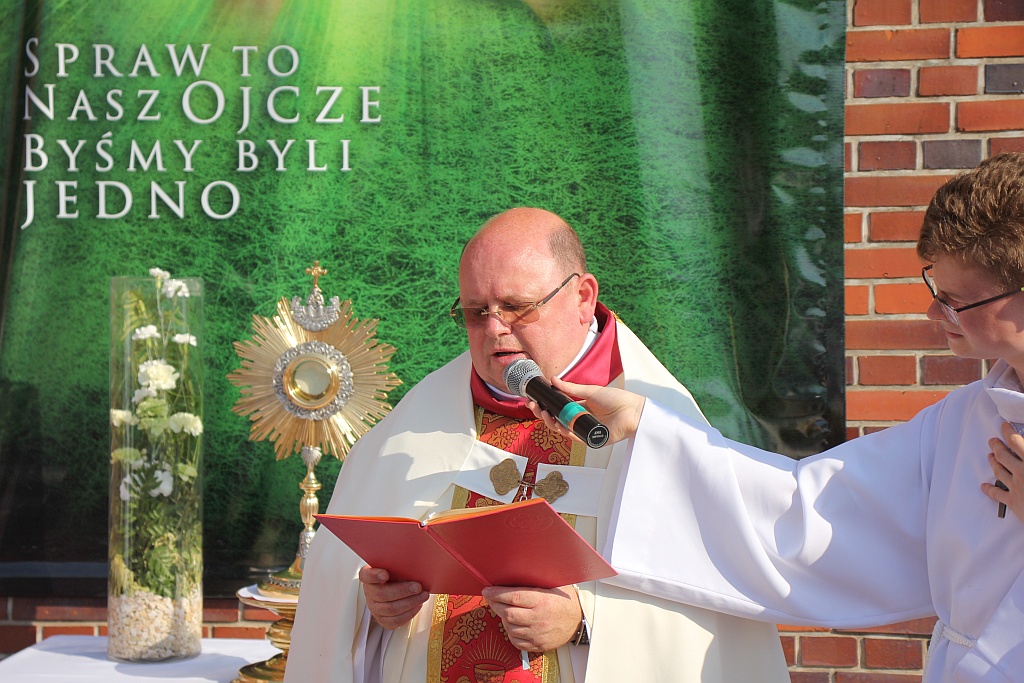 Procesja Bożego Ciała w parafii na osiedlu Kopernika