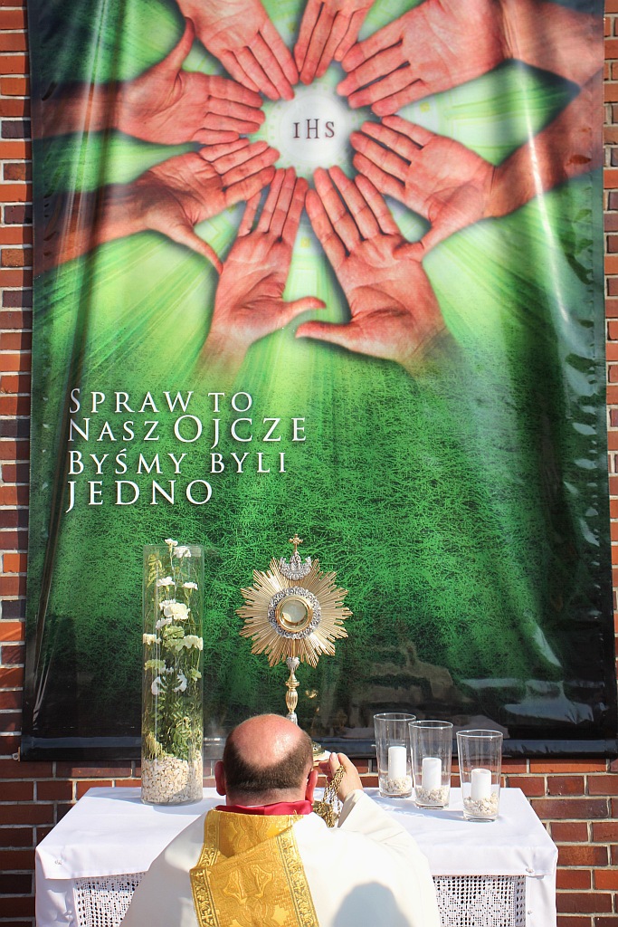 Procesja Bożego Ciała w parafii na osiedlu Kopernika