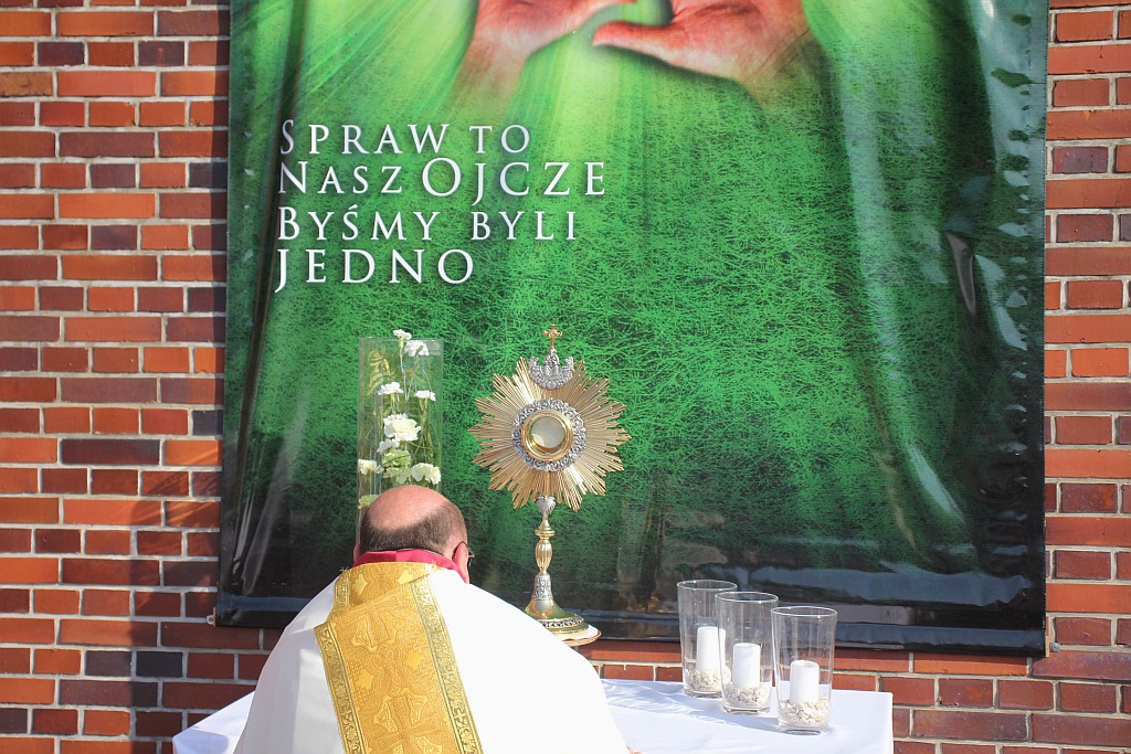 Procesja Bożego Ciała w parafii na osiedlu Kopernika