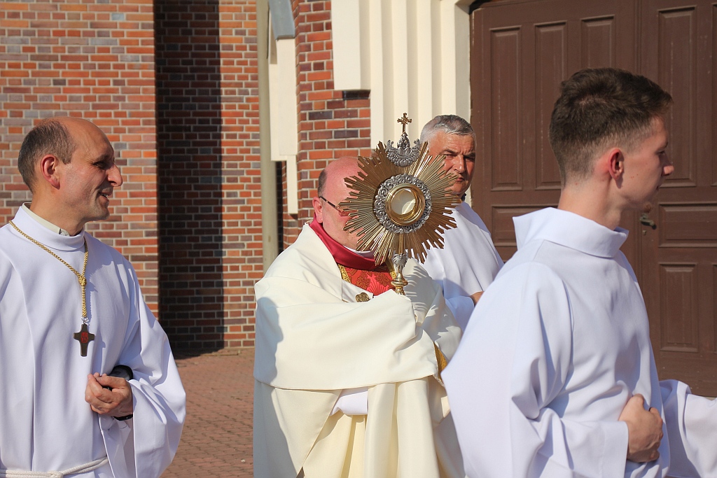 Procesja Bożego Ciała w parafii na osiedlu Kopernika
