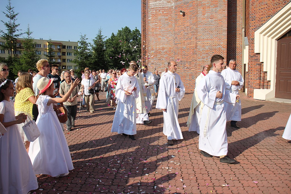 Procesja Bożego Ciała w parafii na osiedlu Kopernika