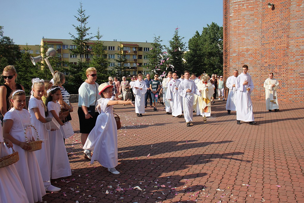 Procesja Bożego Ciała w parafii na osiedlu Kopernika