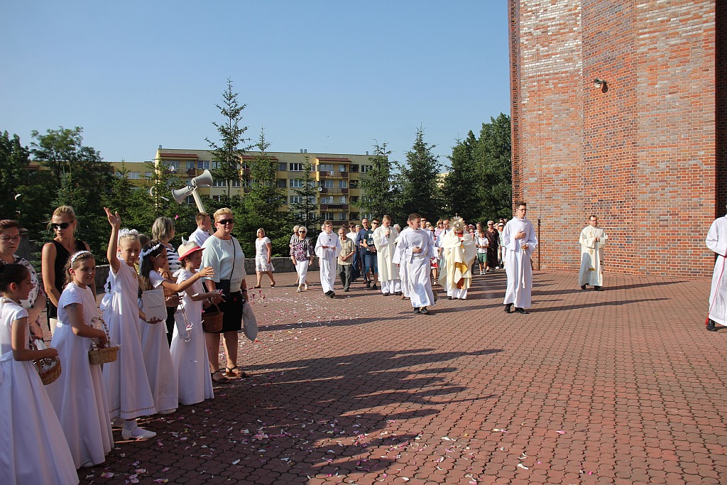 Procesja Bożego Ciała w parafii na osiedlu Kopernika