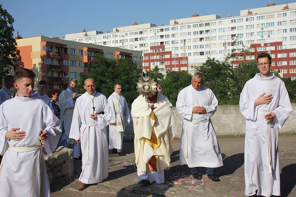 Procesja Bożego Ciała w parafii na osiedlu Kopernika