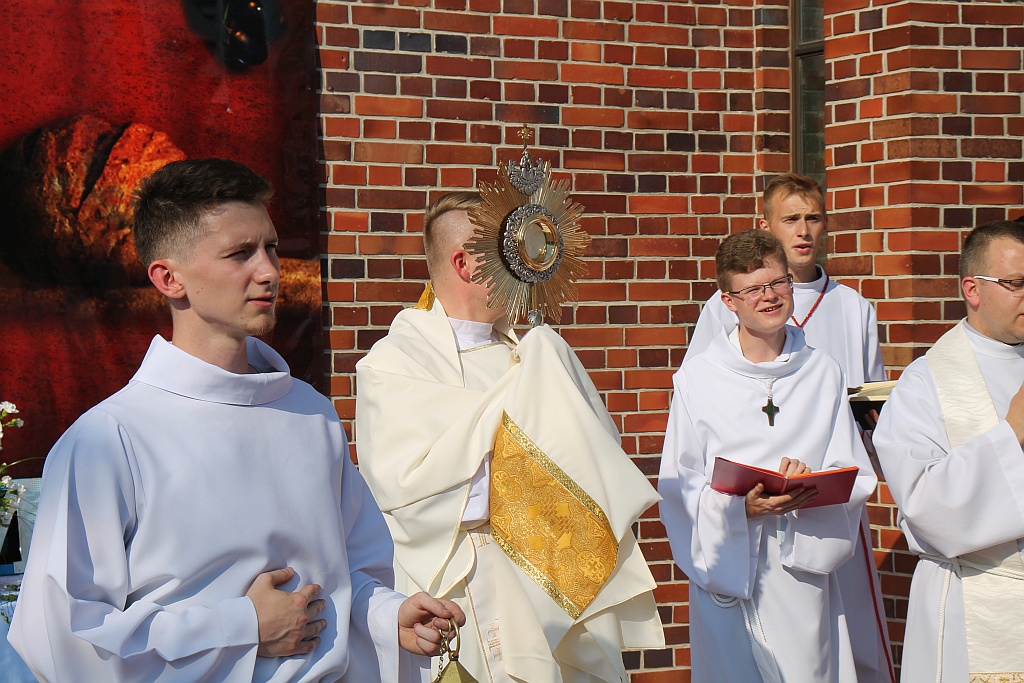 Procesja Bożego Ciała w parafii na osiedlu Kopernika