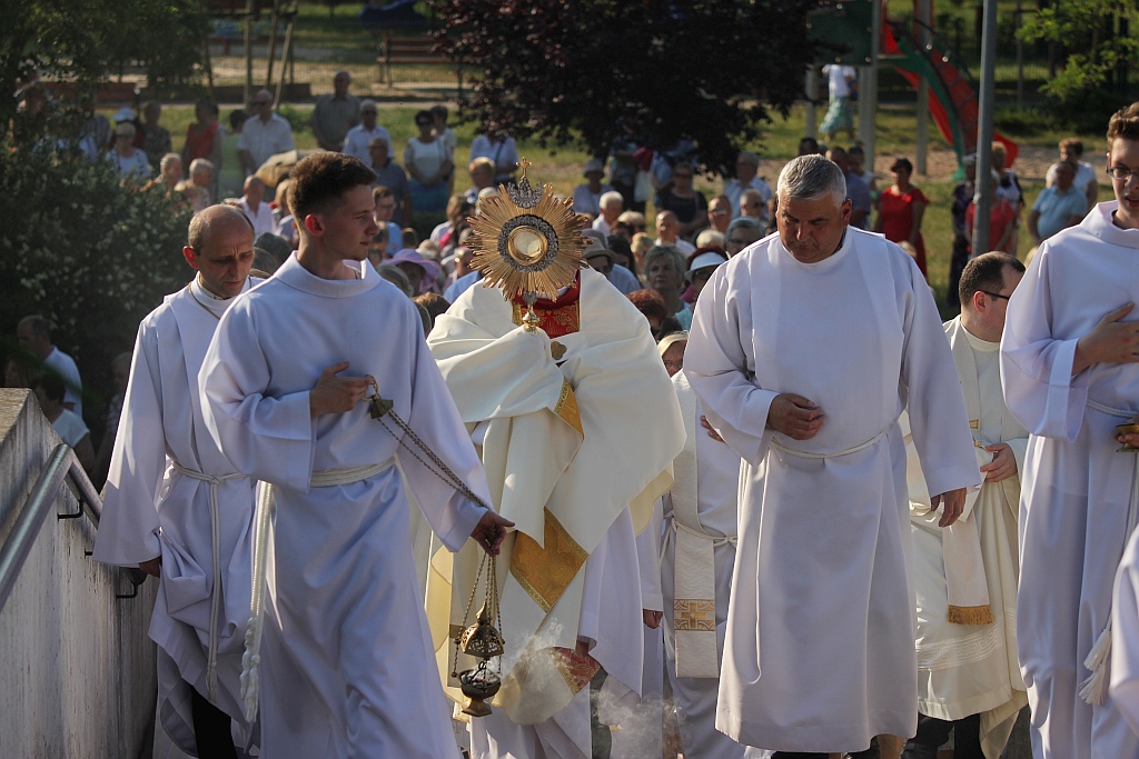 Procesja Bożego Ciała w parafii na osiedlu Kopernika