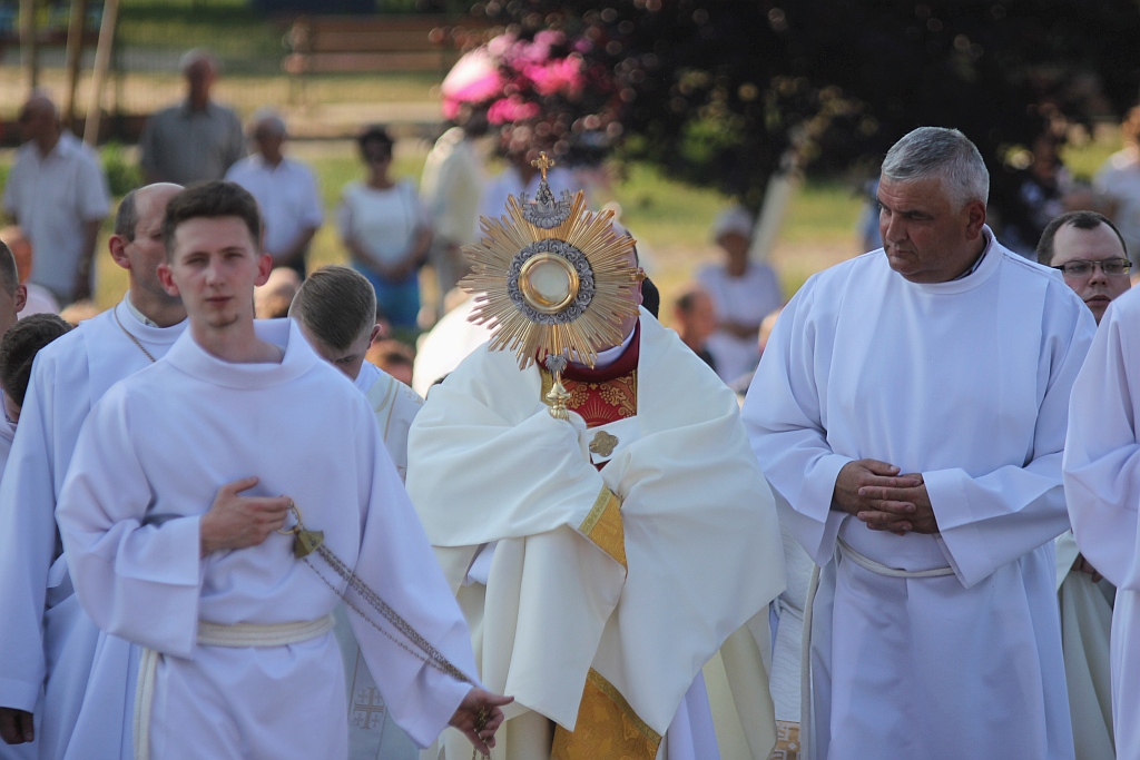 Procesja Bożego Ciała w parafii na osiedlu Kopernika