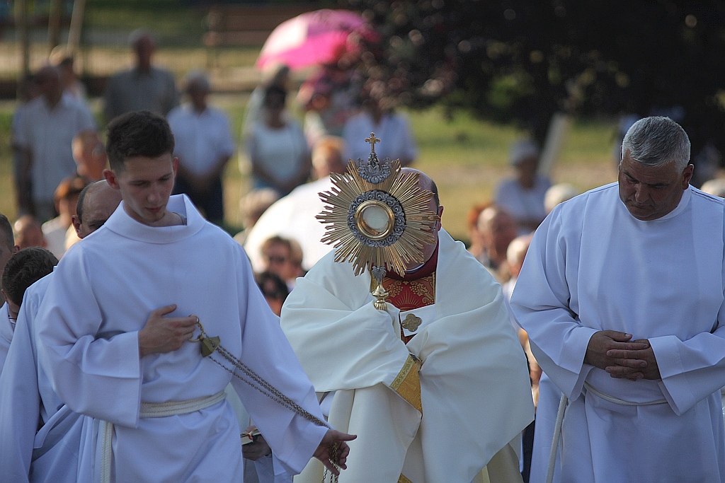 Procesja Bożego Ciała w parafii na osiedlu Kopernika