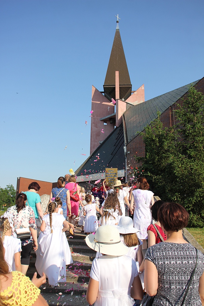 Procesja Bożego Ciała w parafii na osiedlu Kopernika