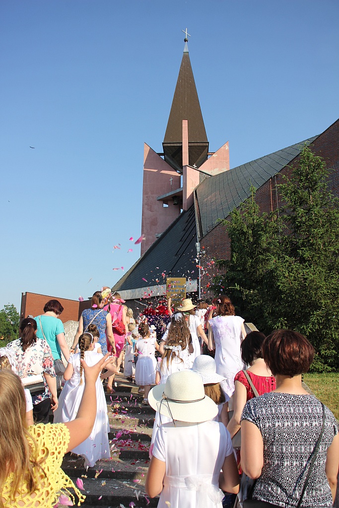 Procesja Bożego Ciała w parafii na osiedlu Kopernika