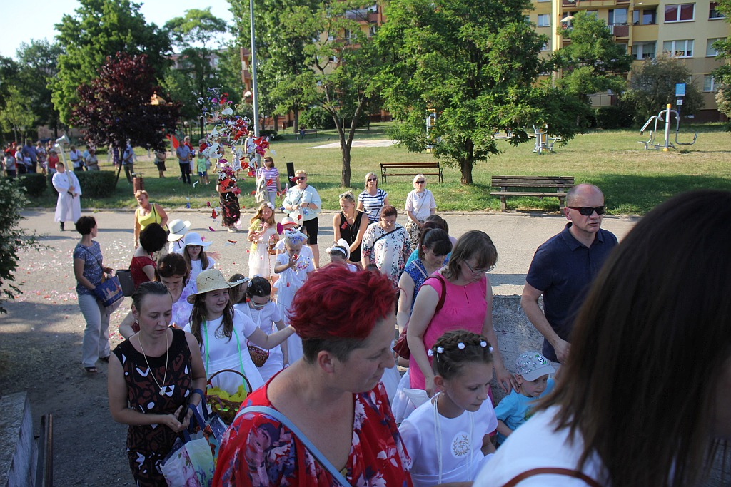 Procesja Bożego Ciała w parafii na osiedlu Kopernika