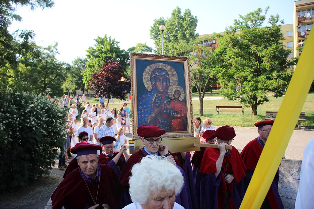 Procesja Bożego Ciała w parafii na osiedlu Kopernika