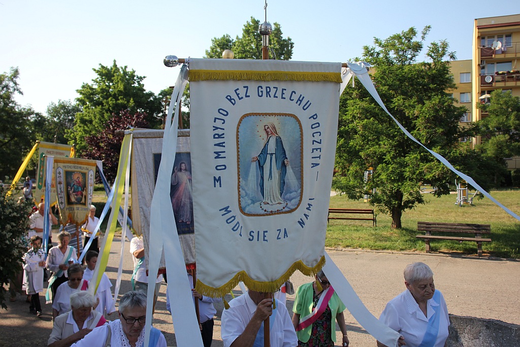 Procesja Bożego Ciała w parafii na osiedlu Kopernika
