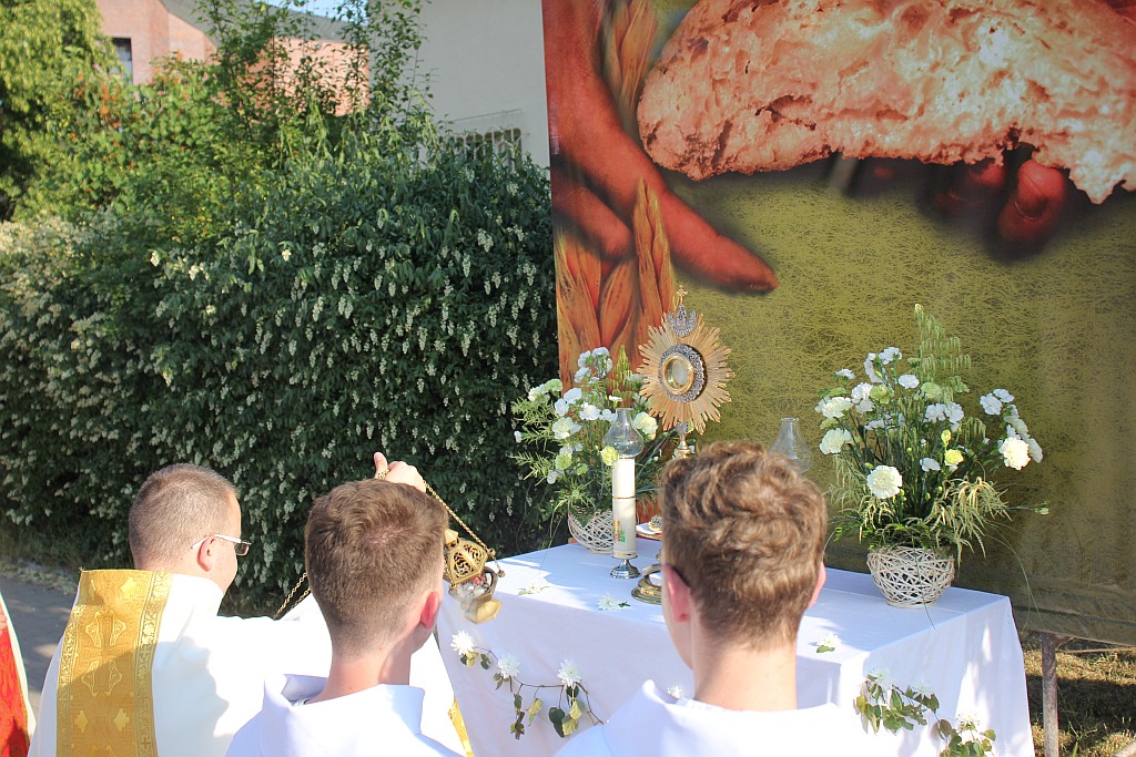 Procesja Bożego Ciała w parafii na osiedlu Kopernika