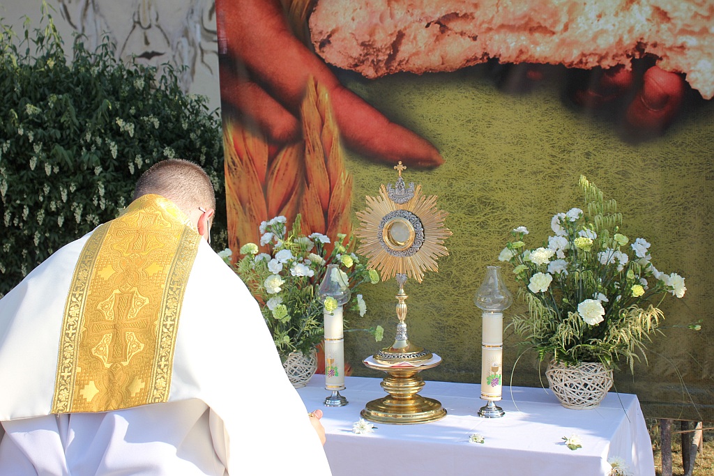 Procesja Bożego Ciała w parafii na osiedlu Kopernika