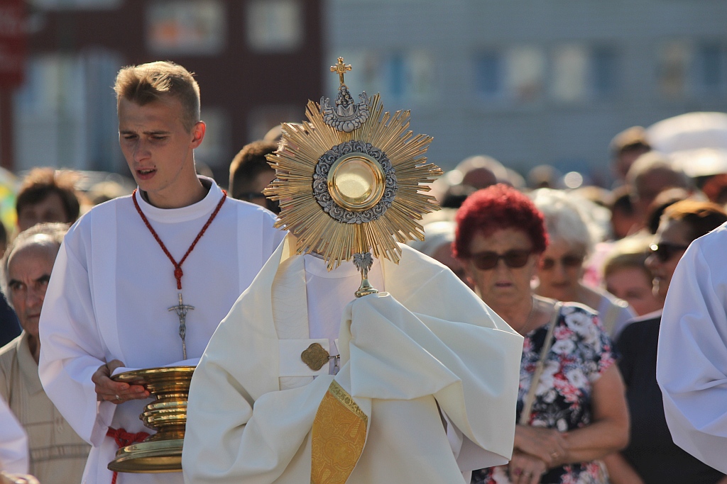 Procesja Bożego Ciała w parafii na osiedlu Kopernika