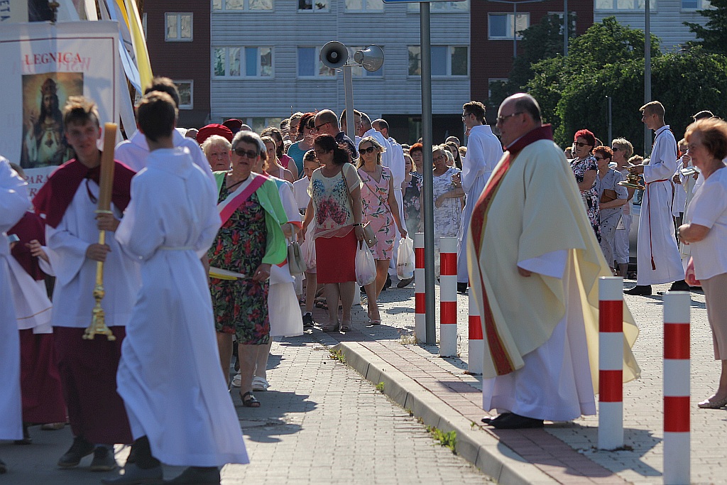 Procesja Bożego Ciała w parafii na osiedlu Kopernika